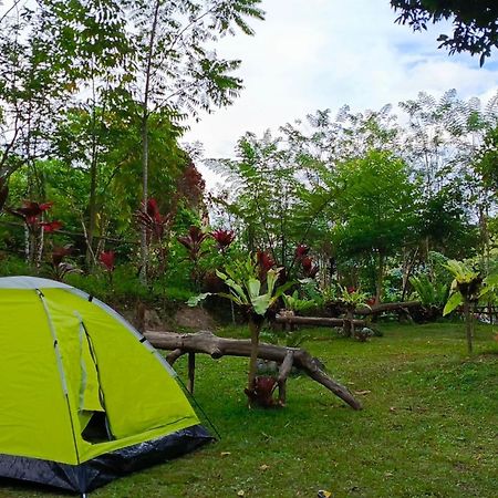 ホテル Tapian Asri Camp ブキティンギ エクステリア 写真
