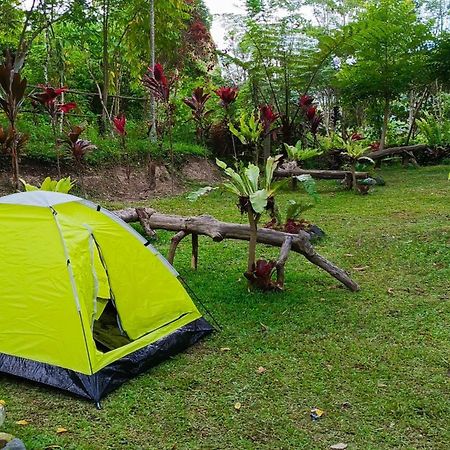 ホテル Tapian Asri Camp ブキティンギ エクステリア 写真