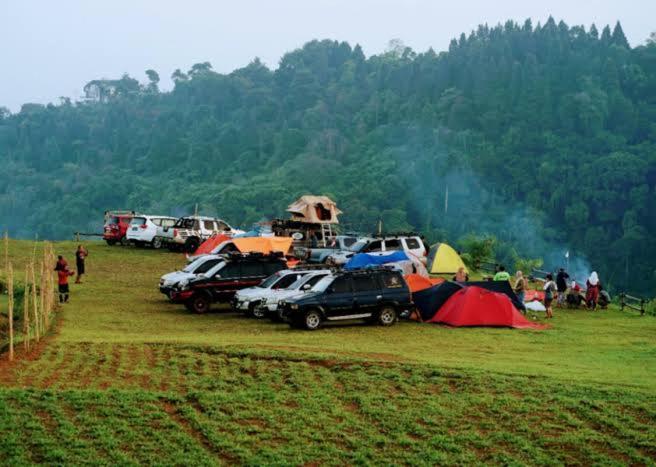 ホテル Tapian Asri Camp ブキティンギ エクステリア 写真
